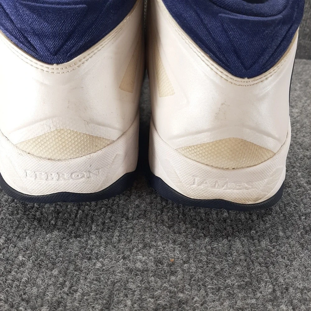 Nike LeBron James White Navy Blue Size 15 US Mens 599263-101